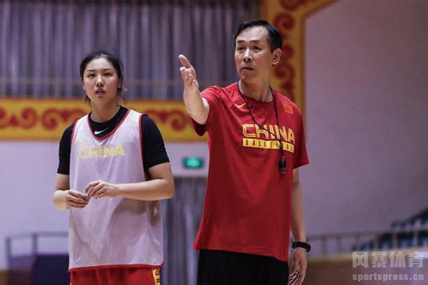 中国女篮主教练许利民