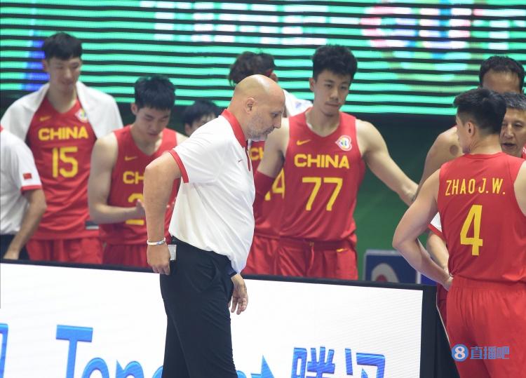 赵探长：大家觉得这支中国男篮跟世界杯时相比 有什么变化吗？