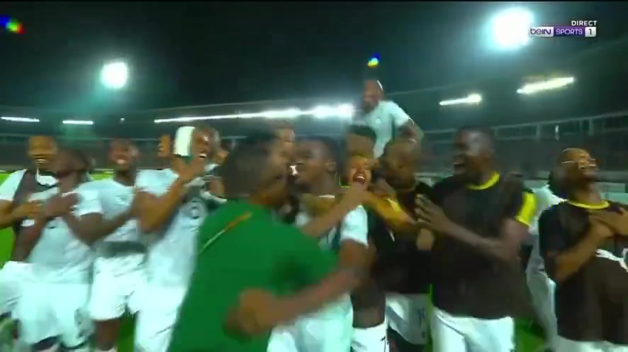 【复仇？】南非在淘汰摩洛哥后球员集体模仿C罗冥想庆祝