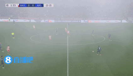 雾里看球拜仁vs阿森纳，现场的烟雾很大
