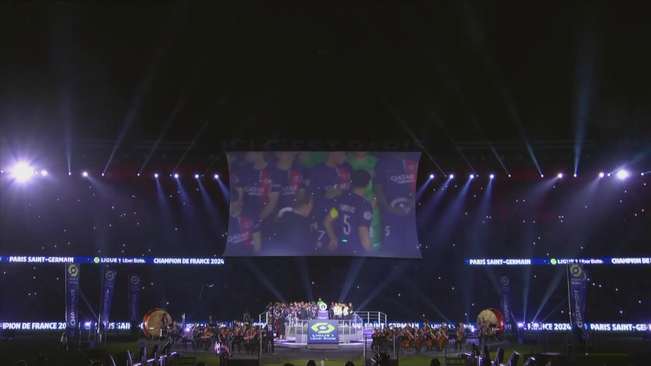 巴黎夺冠庆祝：马尔基尼奥斯捧杯，姆巴佩开心拿麦克风呐喊