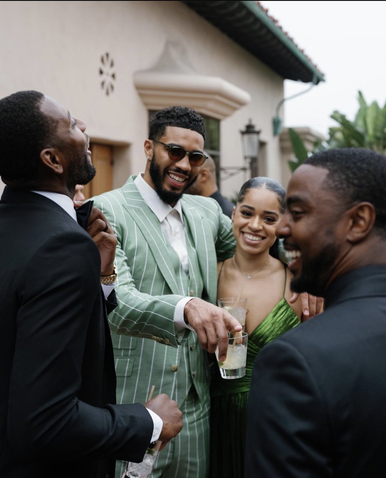 塔图姆搂着28岁英国女歌手ella mai出席斯玛特婚礼