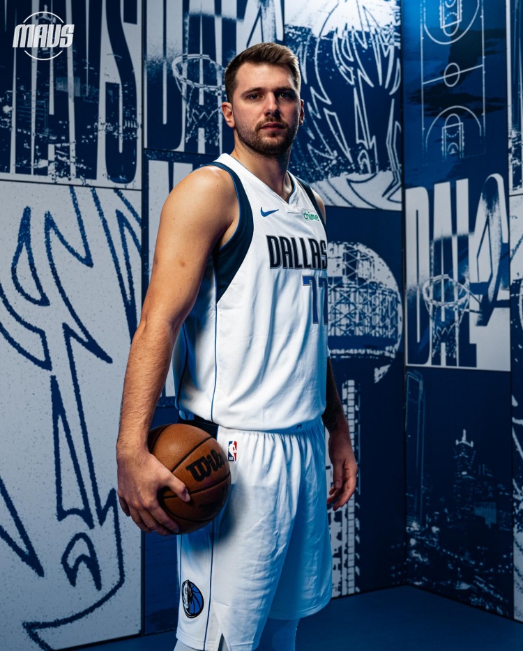 独行侠官方晒全队定妆照 东契奇&欧文领衔