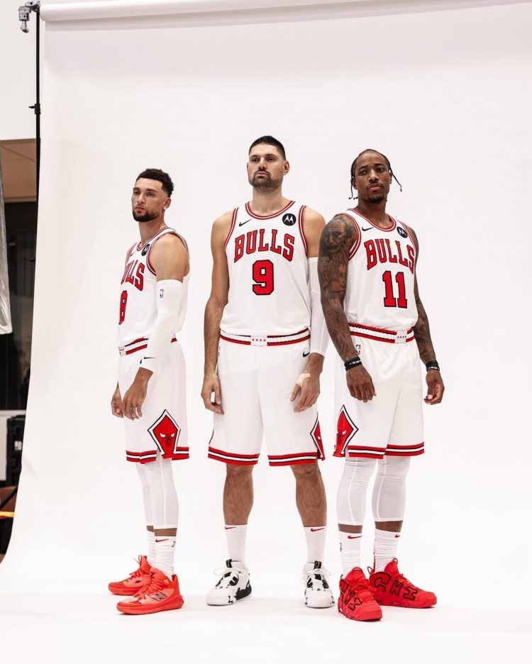 拉文晒新赛季公牛定妆照 久未露面的朗佐-鲍尔出镜_焦点体育