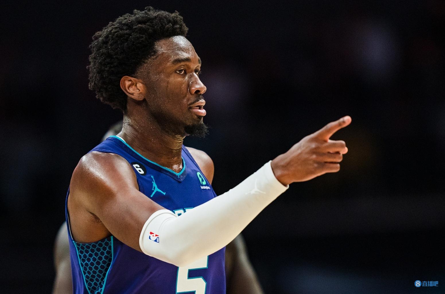 高效全能!马克-威廉姆斯12中9&罚球9中9 得到27分7板1助2断2帽