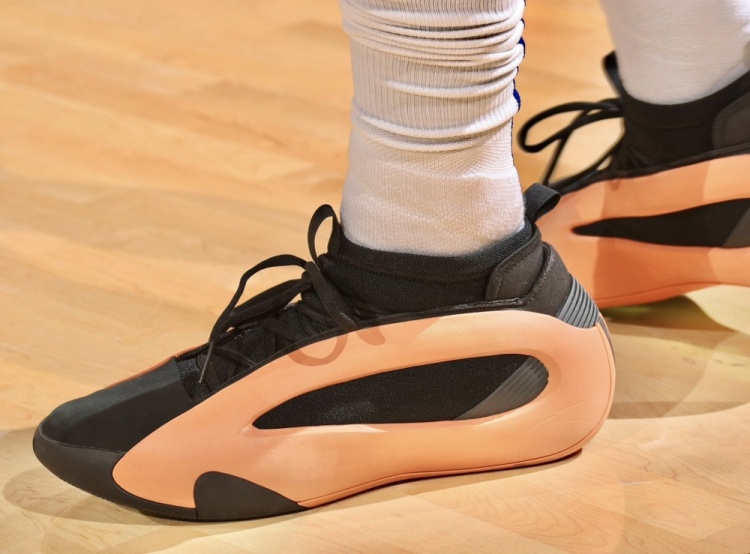 哈登本场上脚全新哈登8代签名鞋_焦点体育