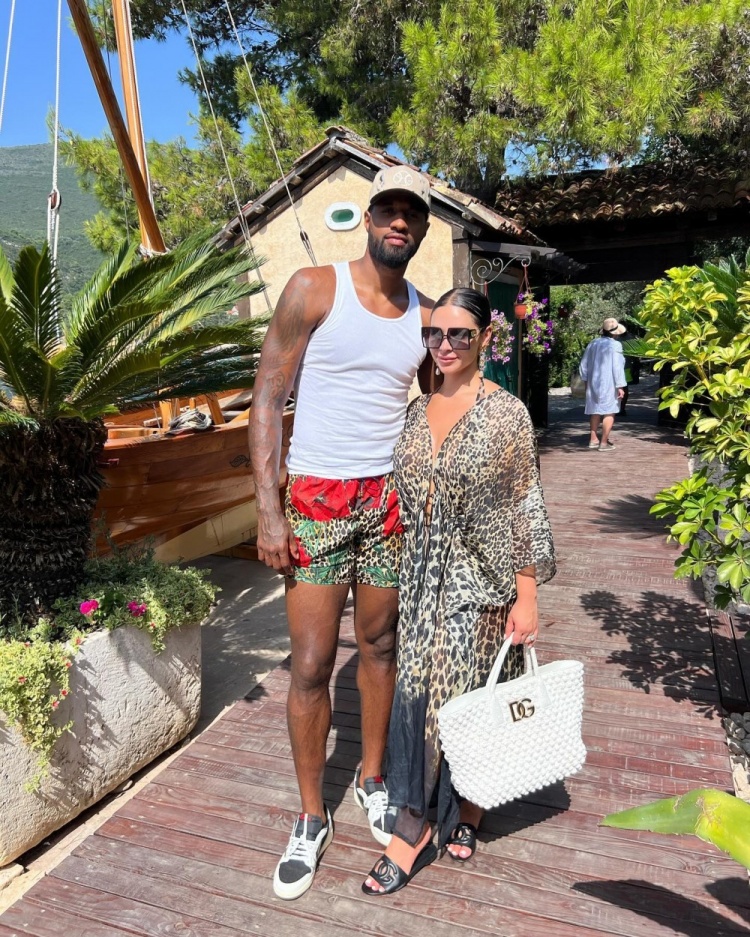 乔治晒出自己与妻子合照:祝我的女王生日快乐!我爱你