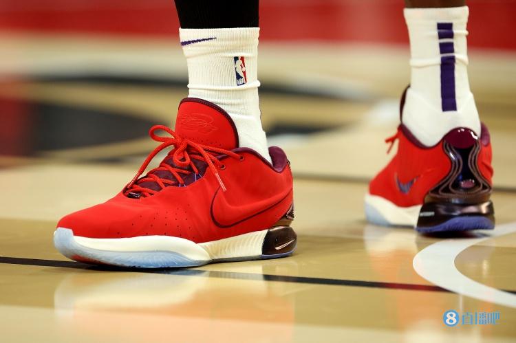 詹姆斯本场比赛上脚全新配色詹21战靴_焦点体育