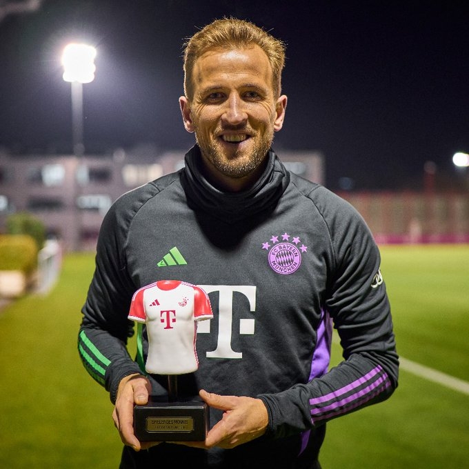 奖杯有点萌拜仁为凯恩颁发10月最佳球员奖杯,上月5场5球3助